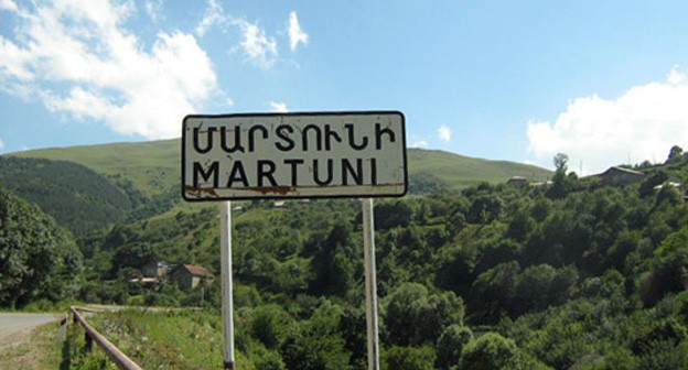 Въезд в Мартуни. Фото:  https://ru.wikipedia.org/wiki/Мартуни